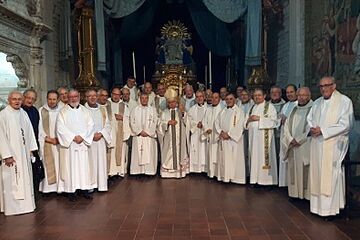 El bisbe de Girona convida als canonges de Catalunya a mantenir el culte a les catedrals com a referència d’una litúrgia acurada