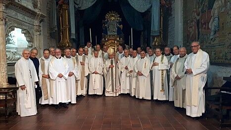 El bisbe de Girona convida als canonges de Catalunya a mantenir el culte a les catedrals com a referència d’una litúrgia acurada