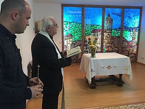 El bisbe beneeix els nous vitralls de la capella de l'Hospital Santa Caterina de Salt
