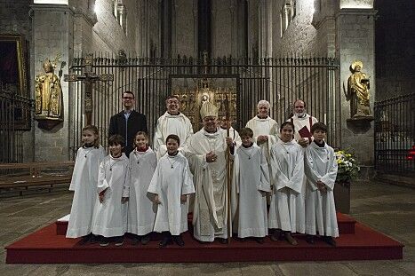 Imposició de creus a l’Escolania de la basílica de Sant Feliu de Girona