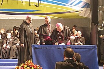 El bisbe Francesc signa la Crida per a la pau